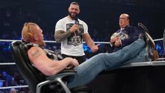 Brock Lesnar, Roman Reigns y Paul Heyman en SmackDown.