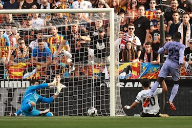 Mestalla desquicia a Vinicius