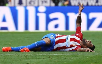 Augusto Fernández reacts to his injury.