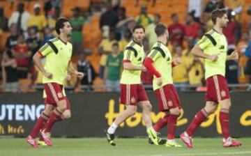 Jugadores de la selección de Española calentando antes del partido amistoso entre Sudáfrica y España en el estadio Soccer City de Soweto