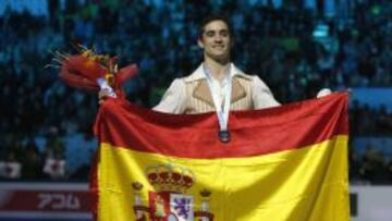 Javier Fern&aacute;ndez, con su medalla y la bandera de Espa&ntilde;a tras conquistar la plata en la Final del Grand Prix de Barcelona.