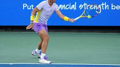 El tenista español Rafa Nadal devuelve una bola durante su partido ante Borna Coric en el Masters 1.000 de Cincinnati.