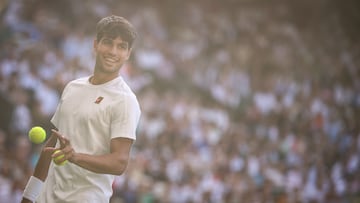 Carlos Alcaraz, sonríe durante su partido contra Jan-Lennard Struff en Wimbledon.