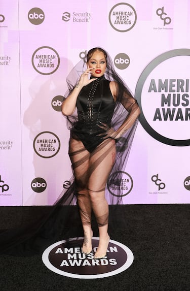 Latto posa en la alfombra antes del inicio de la entrega de premios.