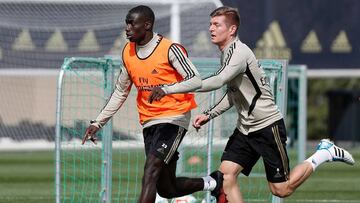 Mendy, perseguido por Kroos, en el entrenamiento de ayer.