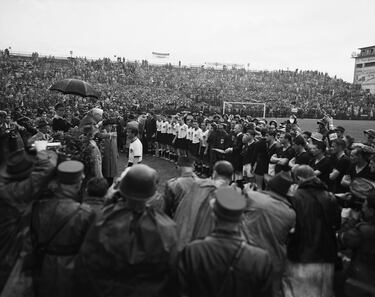 A pesar de que parecía que podría llegar una goleada, Alemania Federal igualó el resultado casi al instante con tantos de Morlock y Rahn. En la segunda mitad emergió la figura de Turek, portero alemán, con varias paradas y a seis minutos del final, Rahn de nuevo, hizo el 3-2 definitivo para dar a Alemania su primer título mundialista. 