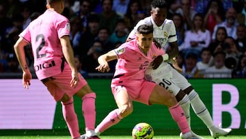 Espanyol's Spanish defender Ruben Sanchez (C) vies with Real Madrid's Brazilian forward Vinicius Junior during the Spanish league between Real Madrid CF and RCD Espanyol at the Santiago Bernabeu stadium in Madrid on March 11, 2023. (Photo by JAVIER SORIANO / AFP)