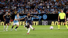 Rodrygo lanza el penalti que le detuvo Iván Villar en el Celta-Real Madrid de la jornada 3 de LaLiga EA Sports.