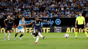 Rodrygo lanza el penalti que le detuvo Iván Villar en el Celta-Real Madrid de la jornada 3 de LaLiga EA Sports.