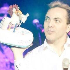 Cristian Castro baila y canta para una abuelita