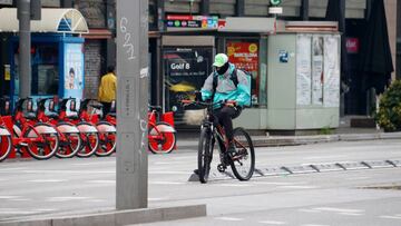 Un rider de Deliveroo aturat en un sem&agrave;for de Paral&middot;lel treballant durant l&#039;estat d&#039;alarma. (horitzontal)