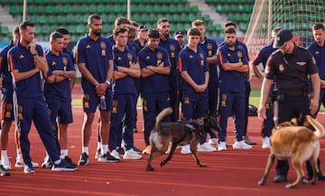 Los jugadores de la Selección atentos a la exhibición de La Unidad de Guías Caninos de la Policía Nacional.