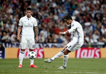 A falta de dos minutos para el final del encuentro, el Madrid perdía en casa con el Sporting portugués. Un gol de Bruno César al empezar la segunda parte había bloqueado a los blancos. Pero un gol de falta directa de Cristiano (que no celebró), igualaba la contienda...