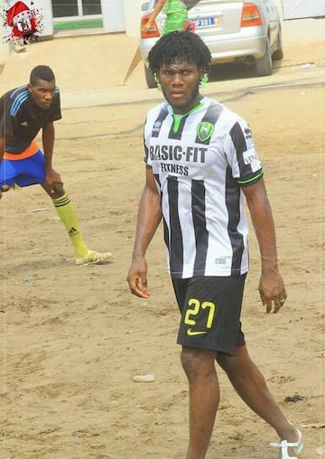 Franck Kessié subió a sus redes una imagen jugando en tierra y con sandalias durante uno de sus viajes de regreso a Costa de Marfil.