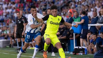 GRAFCAN6523. SANTA CRUZ DE TENERIFE, 19/06/2022.- El defensa del Girona, Arnau Martínez (d), intenta controlar el balón ante el centrocampista del CD Tenerife, Álex Bermejo, durante el partido por el ascenso a LaLiga Santander que ambos equipos disputan este domingo en el estadio Heliodoro Rodríguez López, en Santa Cruz de Tenerife. EFE/ Miguel Barreto
