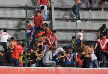 La violencia se hizo presente en las gradas del Pirata Fuente