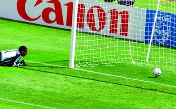 Un error de Andoni Zubizarreta le cost&oacute; a Espa&ntilde;a la derrota contra Nigeria en el primer partido del Mundial de Francia 98.