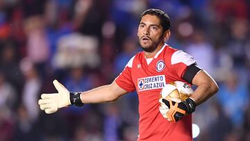 El portero de Cruz Azul señaló que este tipo de actitudes se deben de erradicar de las canchas del Fútbol Mexicano, pues afectan también al equipo local.