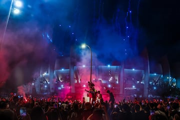 Aficionados del PSG celebran a las puertas del estadio Parque de los Príncipes de París, Francia, el 31 de mayo de 2025, tras la victoria de su equipo en la final de la UEFA Champions League.