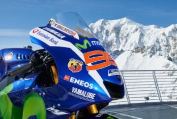 Sesi¨®n de fotos de la Yamaha YZR-M1s de Jorge Lorenzo y Valentino Rossi en Punta Helbronner con el Mont Blanc (4,810 m) de fondo.