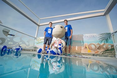 Álex y Marc Márquez abren el verano con una Playstation Vita en la mano