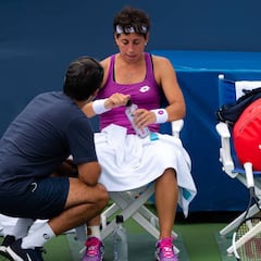 Carla Suárez para por sus molestias en cadera y espalda