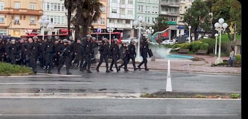 Despliegue policial en los progegómenos del partido.