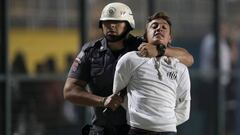 Se alcanzaba el minuto 85 de juego cuando varios petardos cayeron al terreno de juego y cientos de aficionados intentaron invadirlo ante la polic&iacute;a.