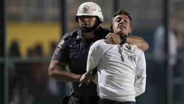 Se alcanzaba el minuto 85 de juego cuando varios petardos cayeron al terreno de juego y cientos de aficionados intentaron invadirlo ante la polic&iacute;a.