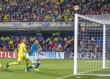 El portero del Villarreal Sergio Asenjo saca el balón de Saúl de la portería. 
