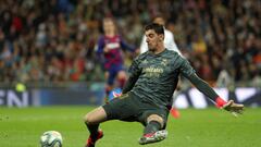 GRAF9997. MADRID, 01/03/2020.- El portero del Real Madrid Thibaut Courtois durante el partido de la jornada 26 de LaLiga que Real Madrid y FC Barcelona disputan este domingo en estadio Santiago Bernab&eacute;u. EFE/Rodrigo Jim&eacute;nez