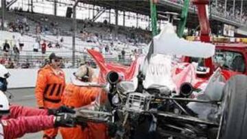 <b>DESTROZADO.</B> El monoplaza de Ralf Schumacher quedó completamente destrozado después del accidente.
