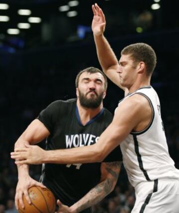 Nikola Pekovic y Brook Lopez, lucha en la pintura.