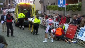 Cees Bol se impone y Van der Poel, trasladado en ambulancia