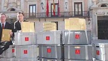 <b>PLAZA DE LA VILLA. </b>Gallardón y Manuel Cobo (vicealcalde), ayer con el Dossier, frente al Ayuntamiento.