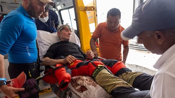 El montañero español Carlos Soria llega a un hospital de Katmandú tras su accidente en la ascensión al Dhaulagiri.