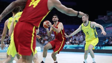 Santi Aldama, a punto de pasar el balón en el estreno ante Australia.