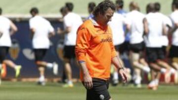 DIGIERE EL TRAGO. Pizzi, ayer, pensativo tras la semifinal.