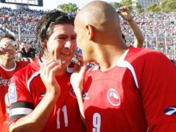 Doblete de Marcelo Salas, quien anotó sus últimos dos goles por La Roja. El partido es recordado por la arenga de Bonini, en la que le grita a Humberto Suazo: "¡Vamos, Chupete y la...!", y también por los rumores que vinvularon al árbitro Sergio Pezzotta con un arreglo. 