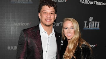 Patrick Mahomes y Brittany Matthews asisten al evento de estreno mundial del documental "El equipo que no estaría aquí" presentado por Verizon el 31 de enero de 2019 en Atlanta, Georgia.