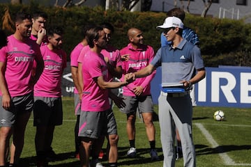 El golfista chileno Joaquin Niemann realiza visita a un entrenamiento del equipo de futbol de Universidad Catolica en el estadio San Carlos de Apoquindo de Santiago, Chile.