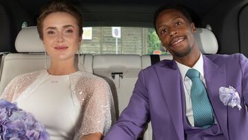 Elina Svitolina y Gael Monfils posan en el coche de novios tras contraer matrimonio