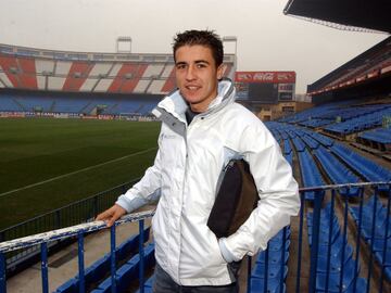 Nacido el 10 de julio de 1983 en Madrid, estuvo en las categorías inferiores del club rojiblanco hasta el 2003.