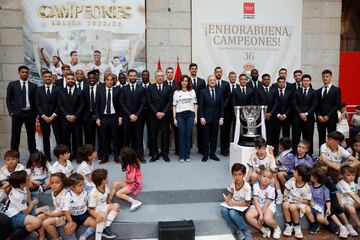 El presidente del Real Madrid, Florentino Pérez y la presidenta de la Comunidad de Madrid, Isabel Díaz Ayuso posan con la plantilla al completo del Real Madrid en la visita del equipo a la Real Casa de Correos.