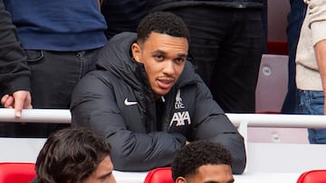 Trent Alexander-Arnold, jugador del Liverpool, ve un partido desde la grada.