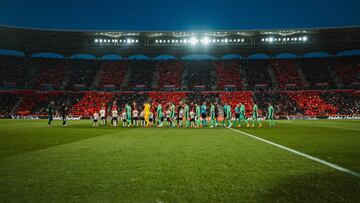 Saludo entre los jugadores del Mallorca y el Atlético de Madrid en Son Moix.