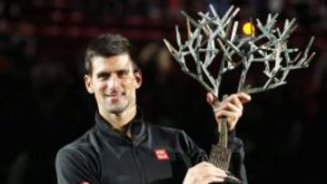 Novak Djokovic con el trofeo.