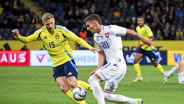 Carl Starfelt durante el partido de Suecia contra Eslovaquia.