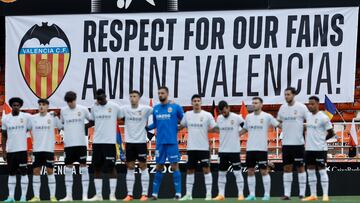 Los jugadores del Valencia posan antes del partido de Liga en Primera División que Valencia CF y RCD Espanyol disputan este domingo en el estadio de Mestalla.