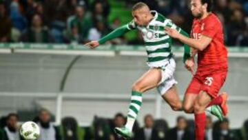 Slimani y Miranda, durante el partido.